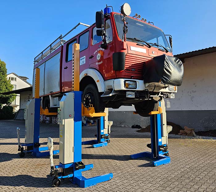 Maxima FC75W Radgreifer mit Feuerwehrfahrzeug - Totalansicht von vorne